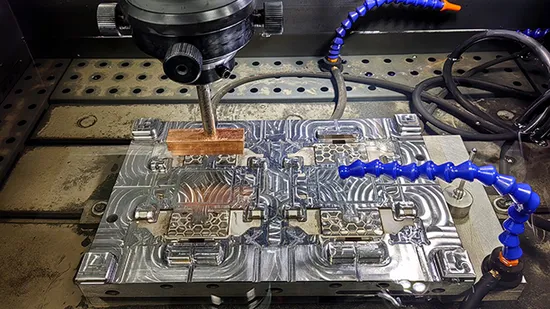 China Dongguan Yixun Mold Mould King Baby Bottle Handle Gas Assist Plastic Injestion Molding